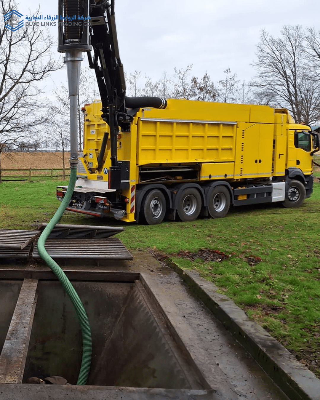 شاحنة شفط MTS تقوم بإزالة التربة من حفرة كبيرة في موقع مفتوح