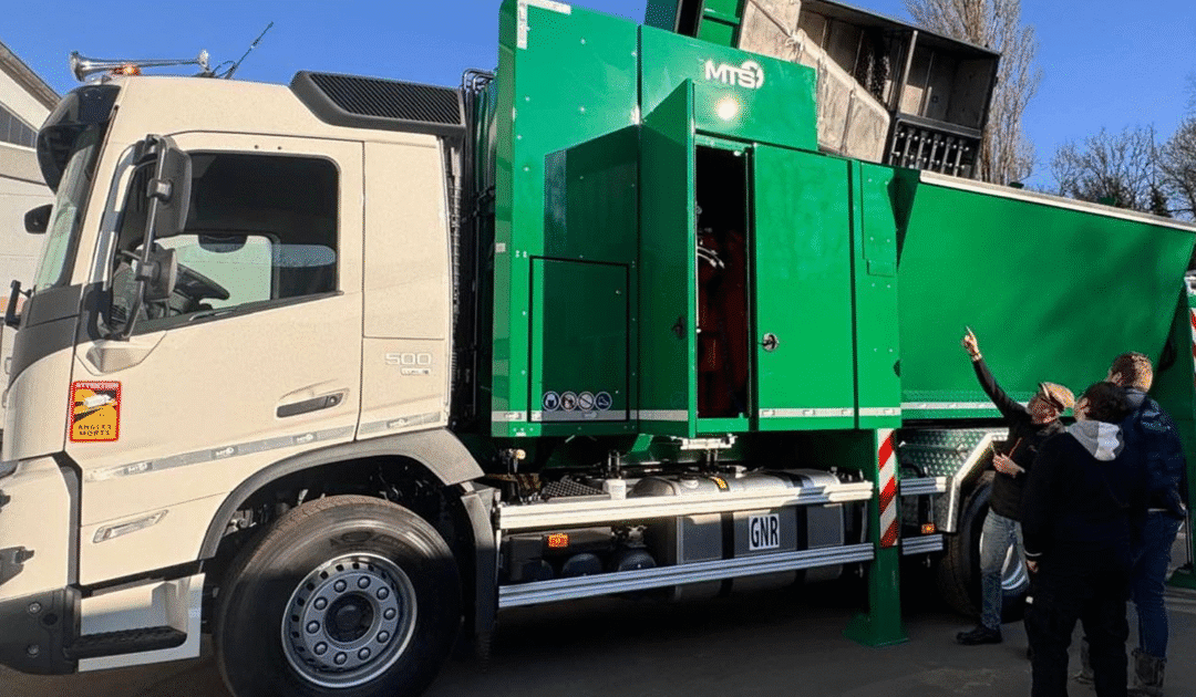 فريق هندسي من MTS يستعرض مكونات شاحنة الحفر بالشفط ذات التصميم الأخضر