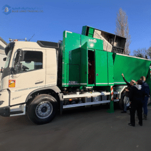 فريق هندسي من MTS يستعرض مكونات شاحنة الحفر بالشفط ذات التصميم الأخضر