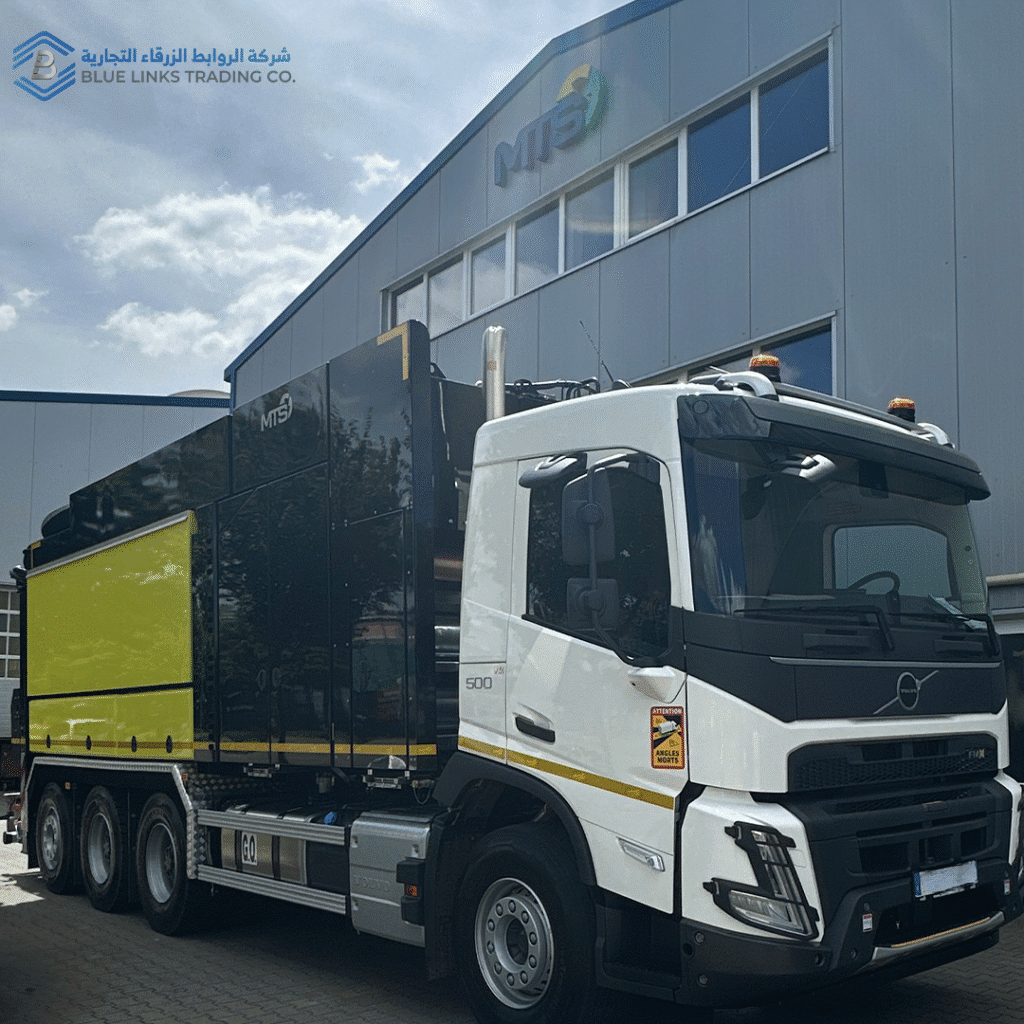 شاحنة MTS صفراء مع نظام شفط متطور أمام المصنع الرئيسي في ألمانيا، مخصصة لأعمال الحفر غير الهدمي في مشاريع البنية التحتية والسكك الحديدية.الحفر بالشفط في السكك الحديدية