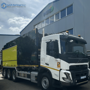 شاحنة MTS صفراء مع نظام شفط متطور أمام المصنع الرئيسي في ألمانيا، مخصصة لأعمال الحفر غير الهدمي في مشاريع البنية التحتية والسكك الحديدية.